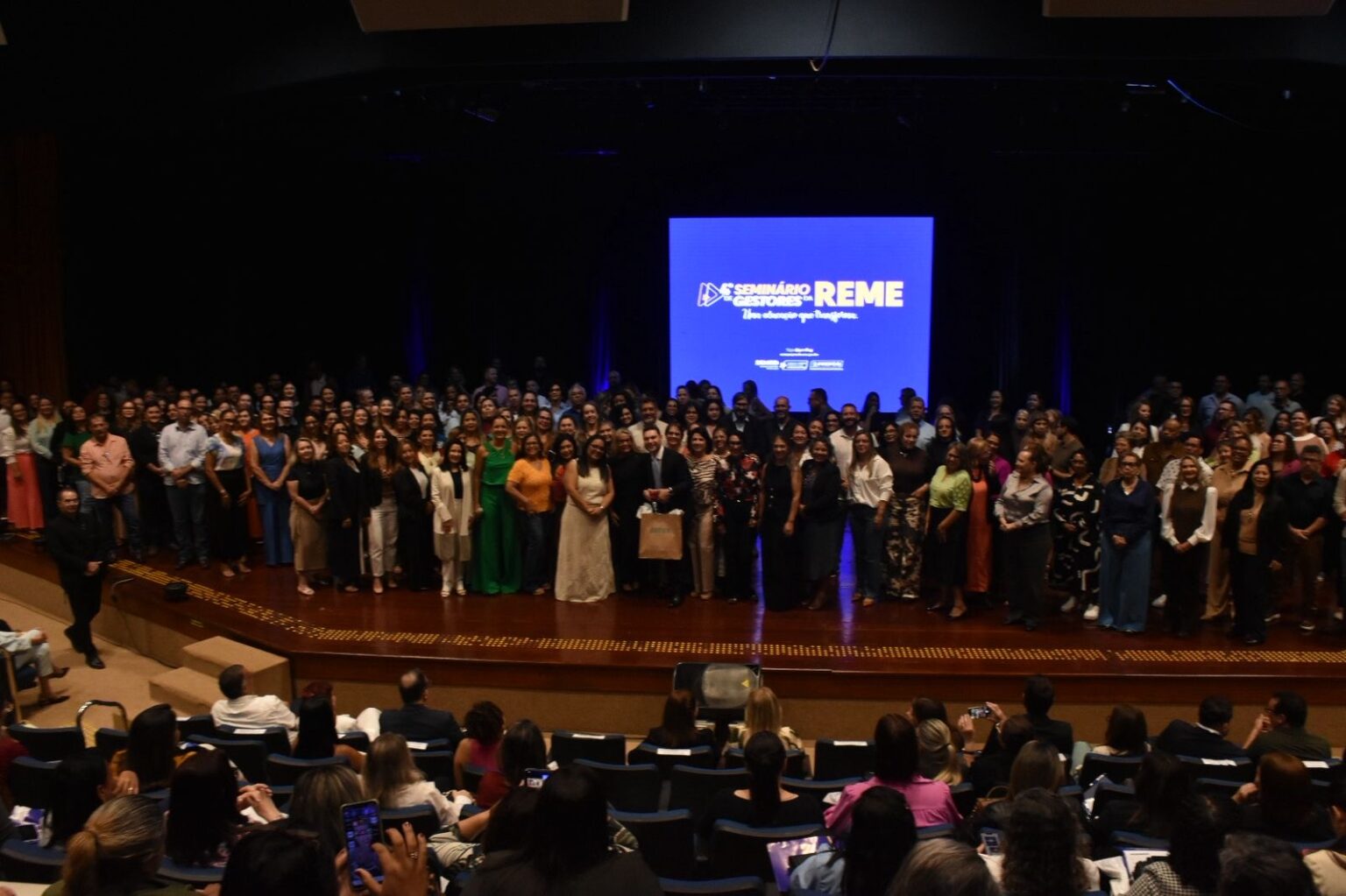 Thiper encena show memorável na abertura do 4º Seminário de Gestores da REME